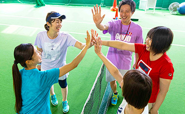 熊本で初心者から始めるテニス体験レッスン｜笑顔でラリーを楽しむ風景
