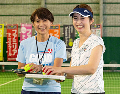 熊本で初心者から始めるテニス体験レッスン｜笑顔でラリーを楽しむ風景